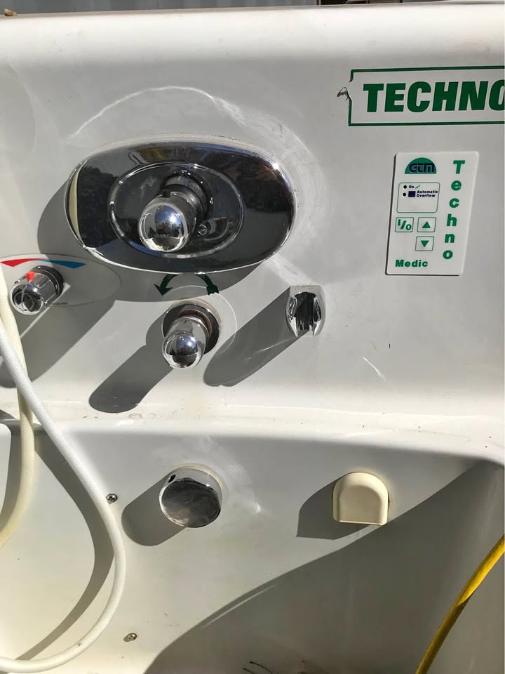 Techno Medic adjustable-height medical bathtub for care facilities, spas, rehabilitation, or cold plunge