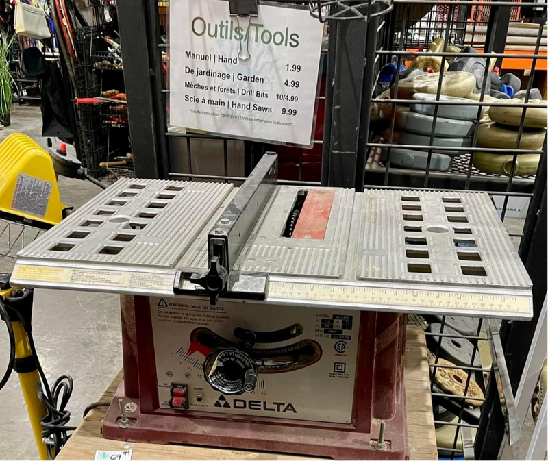 Nice DELTA table saw on a table that’s included