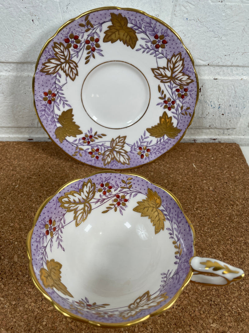 Royal Stafford, Leaf Berry en violet et or. Tasse à thé et soucoupe.