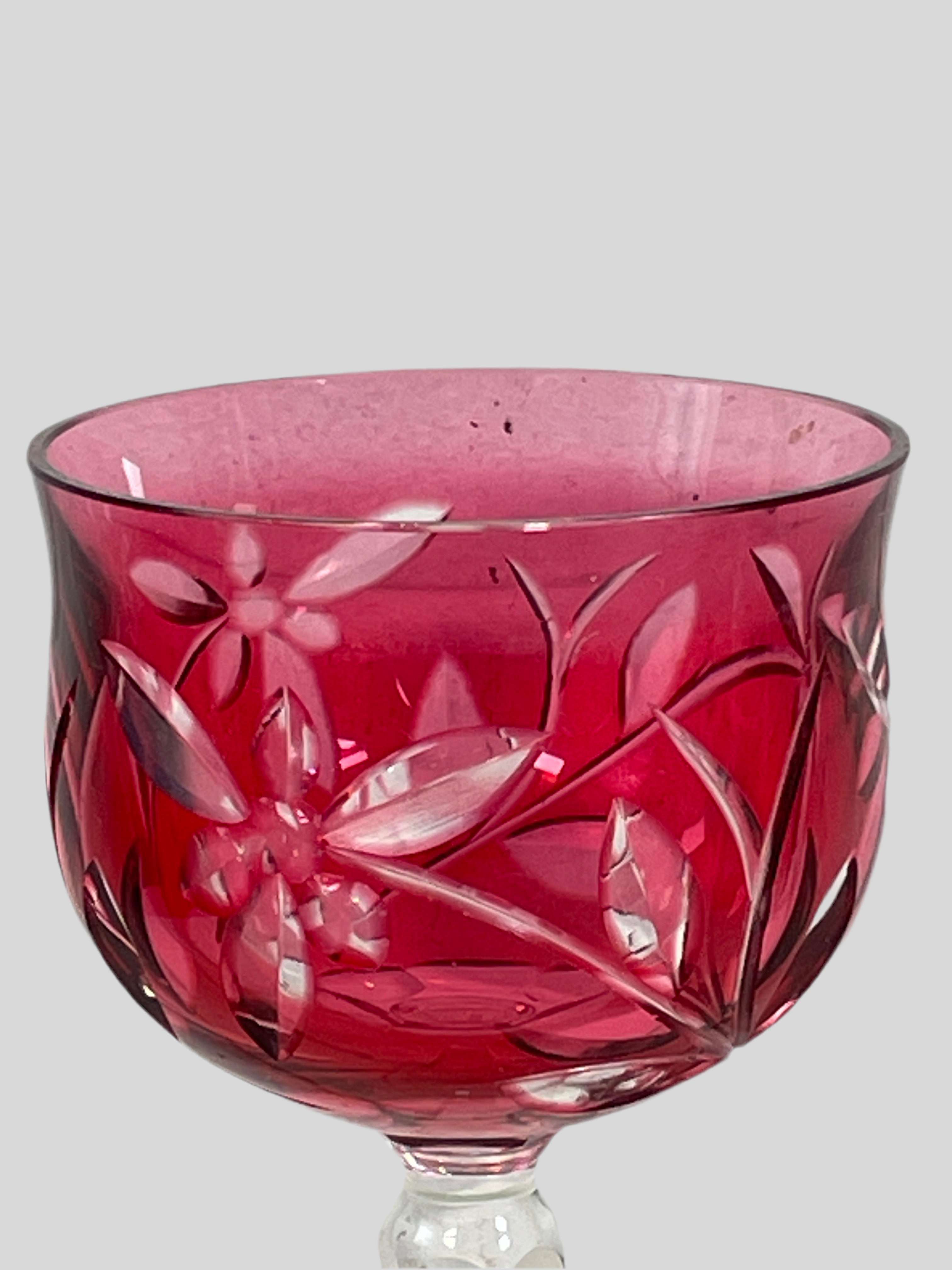 Verre à vin vintage en cristal rouge rubis de Bohême, taillé et transparent – Motif floral, 18 cm de hauteur