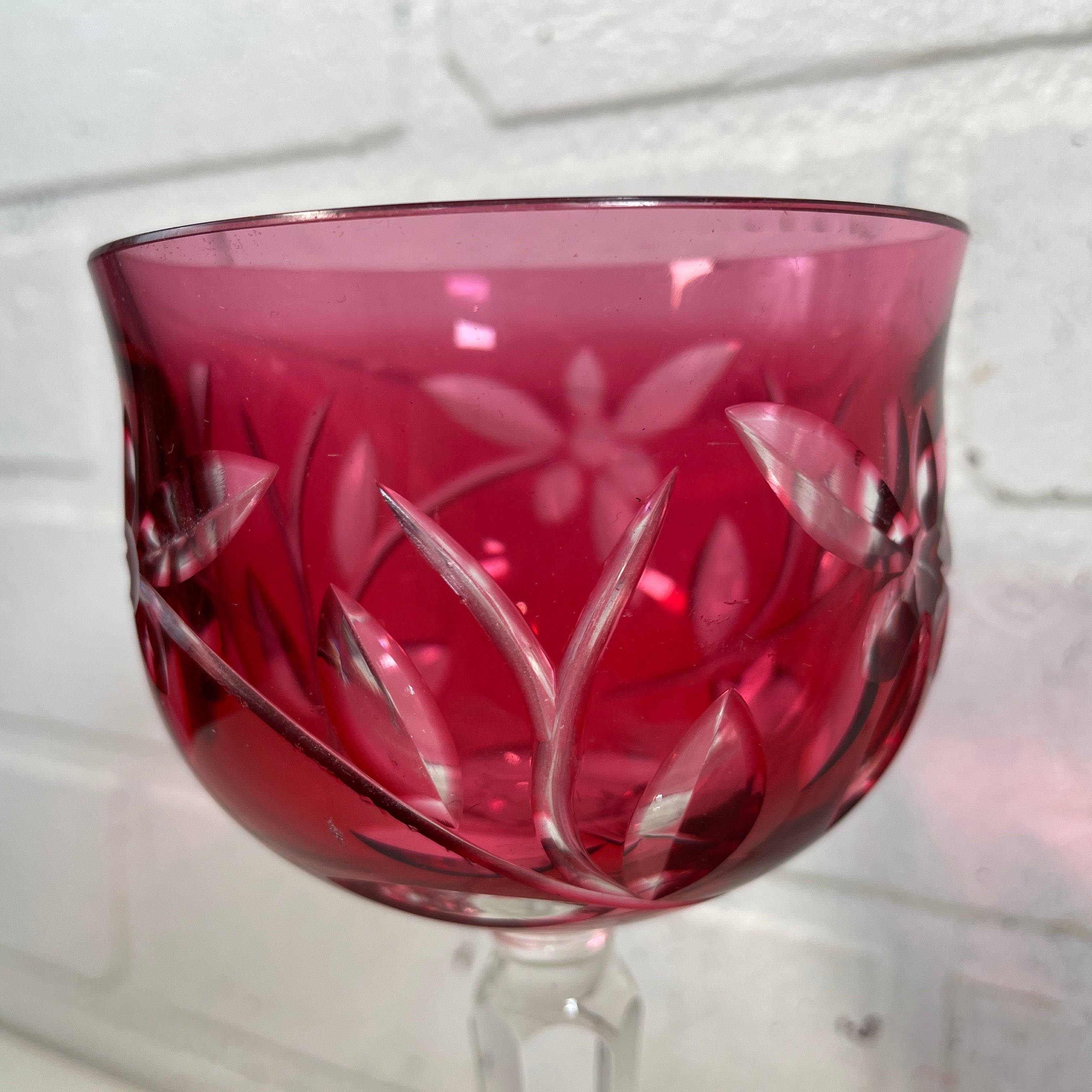 Verre à vin vintage en cristal rouge rubis de Bohême, taillé et transparent – Motif floral, 18 cm de hauteur