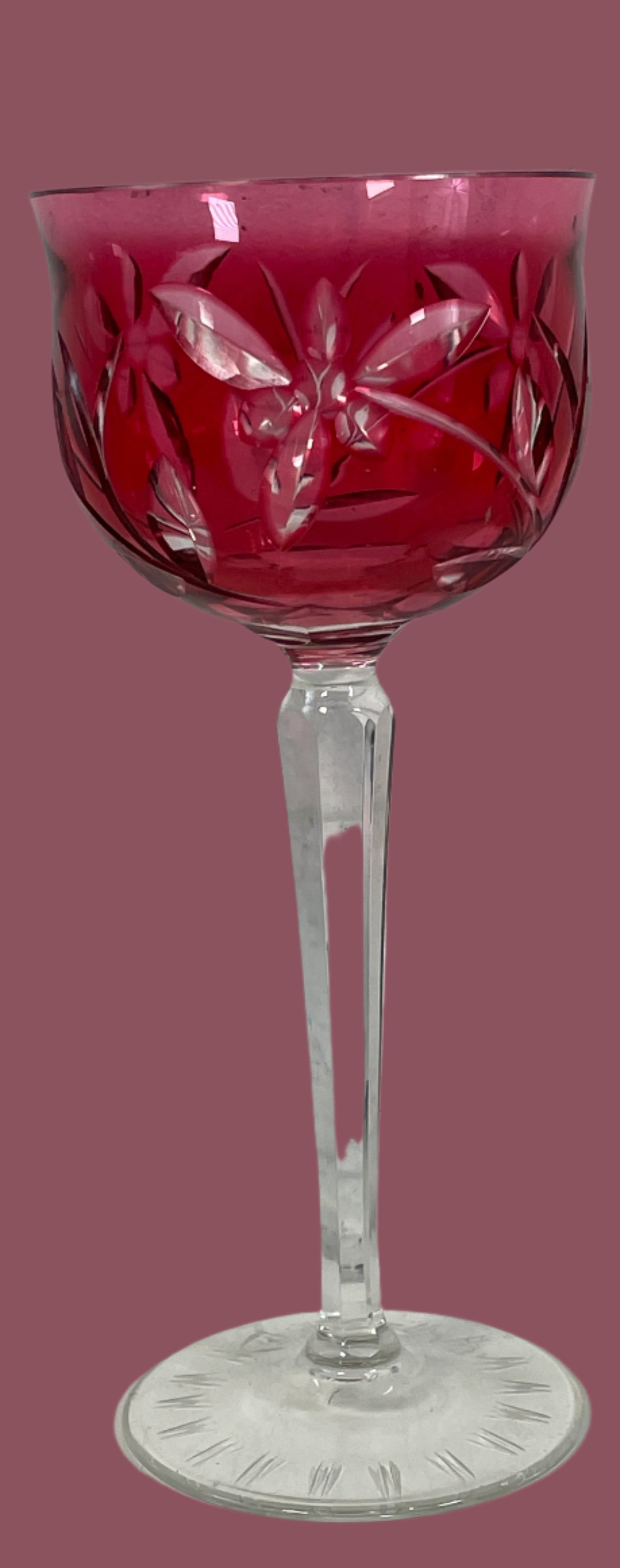 Verre à vin vintage en cristal rouge rubis de Bohême, taillé et transparent – Motif floral, 18 cm de hauteur