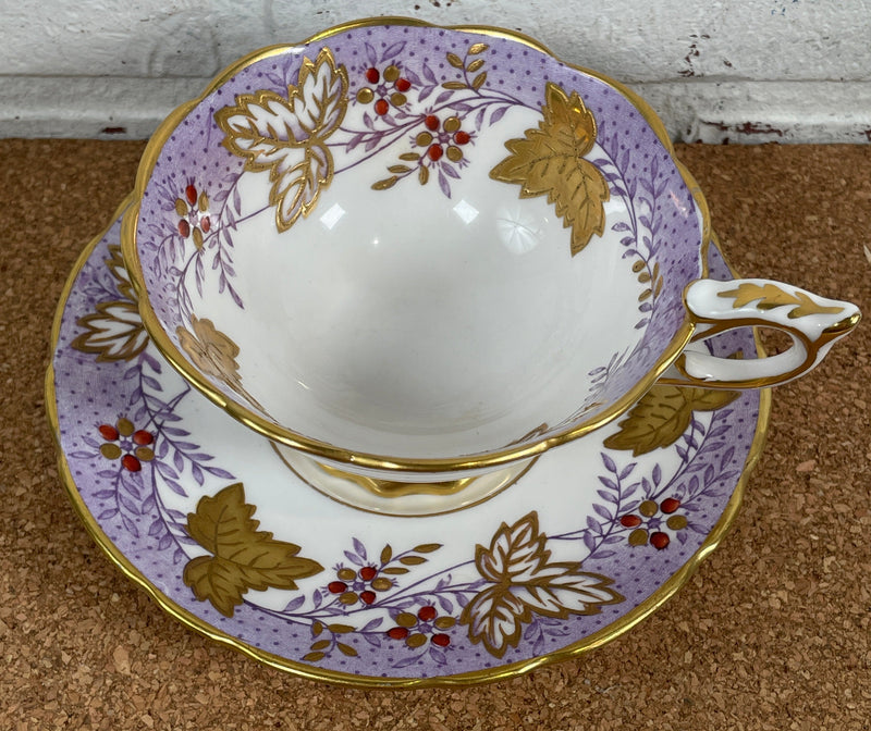 Royal Stafford, Leaf Berry en violet et or. Tasse à thé et soucoupe.