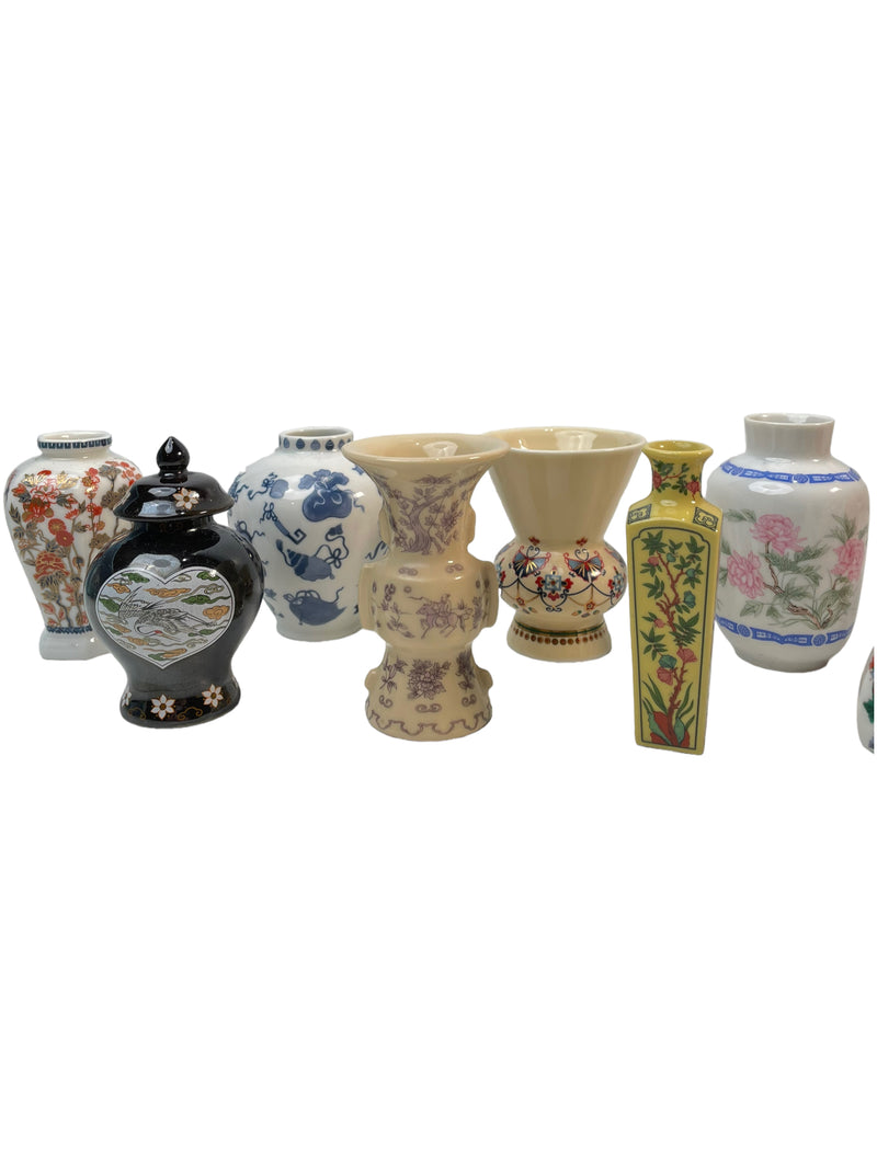 Ensemble exquis de 12 Miniatures Vases en Porcelaine Japonaise Vintage