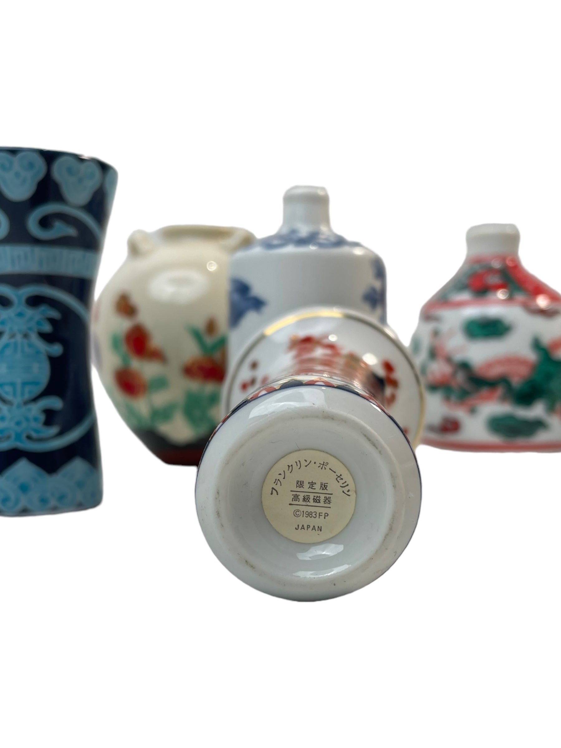 Ensemble exquis de 11 Miniatures Vases en Porcelaine Japonaise Vintage