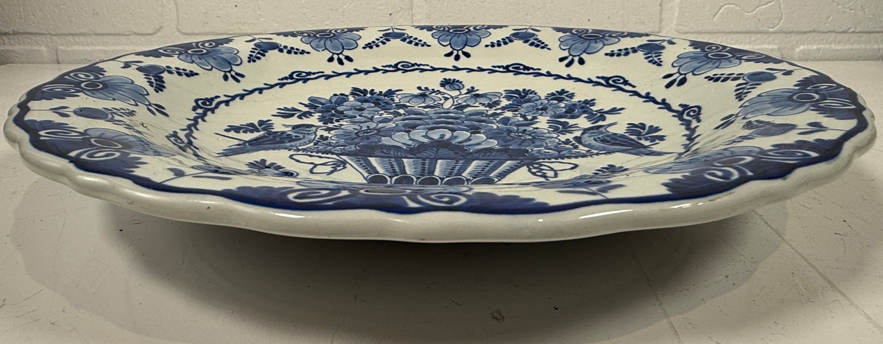Assiette Royal Delft 1956 – Oiseaux et panier de fleurs peints à la main