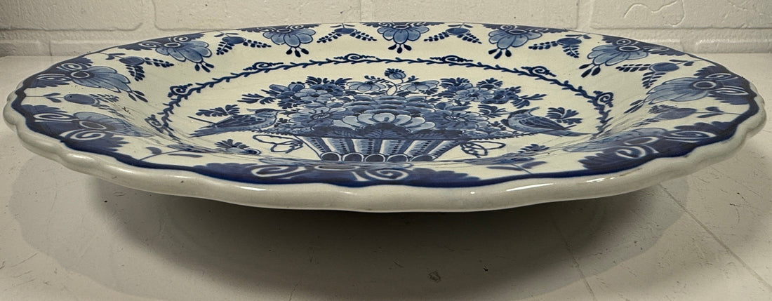 Assiette Royal Delft 1956 – Oiseaux et panier de fleurs peints à la main