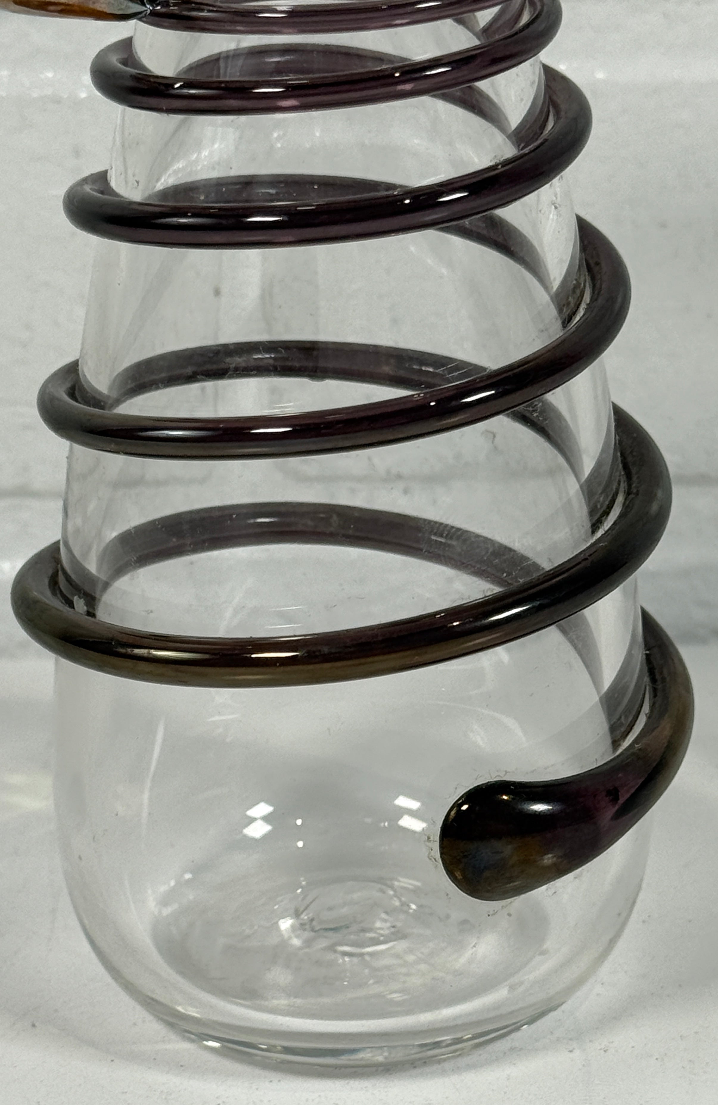 Pichet en verre artistique F. Boivin 1995 – Tourbillon prune et anse ambrée, verre canadien