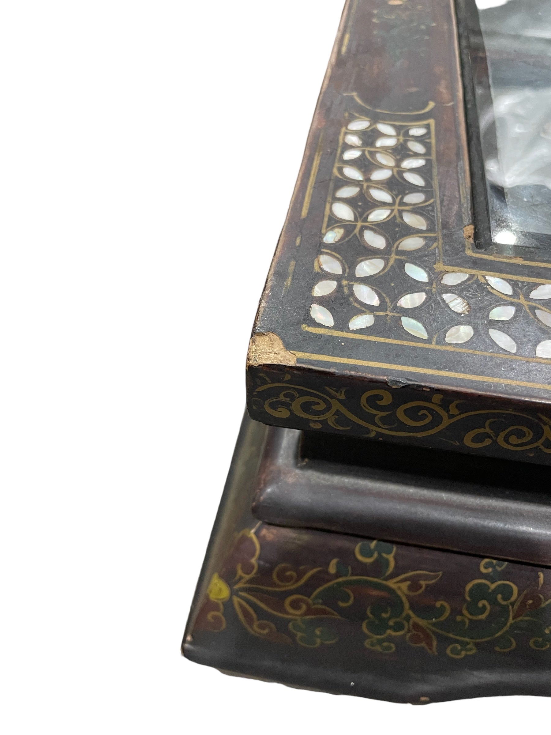  Table basse vintage ornée d'incrustations délicates en nacre