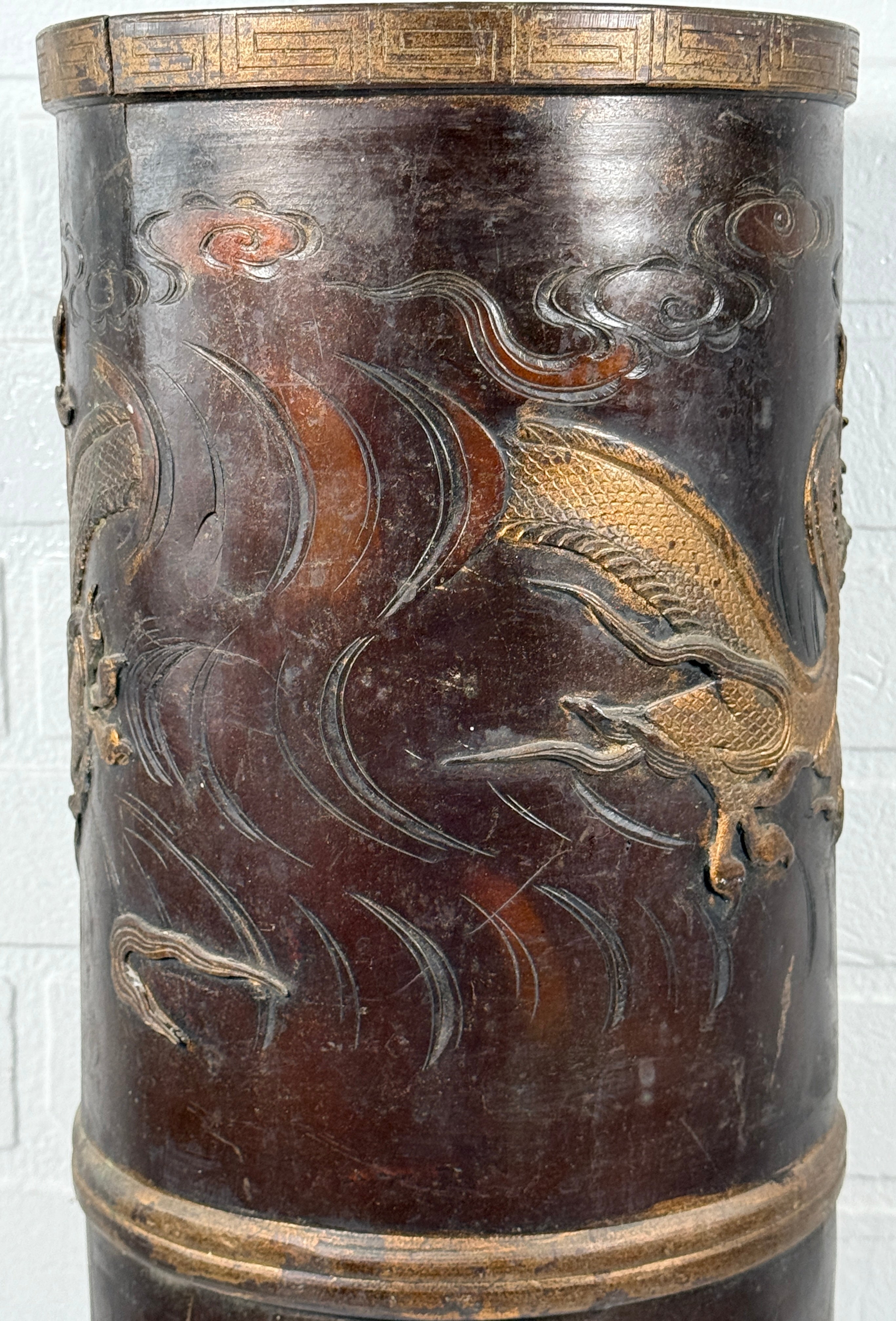 Porte-parapluie dragon chinois en bronze du milieu du siècle – Relief doré