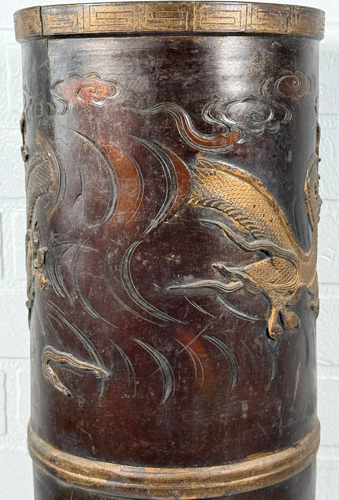 Porte-parapluie dragon chinois en bronze du milieu du siècle – Relief doré