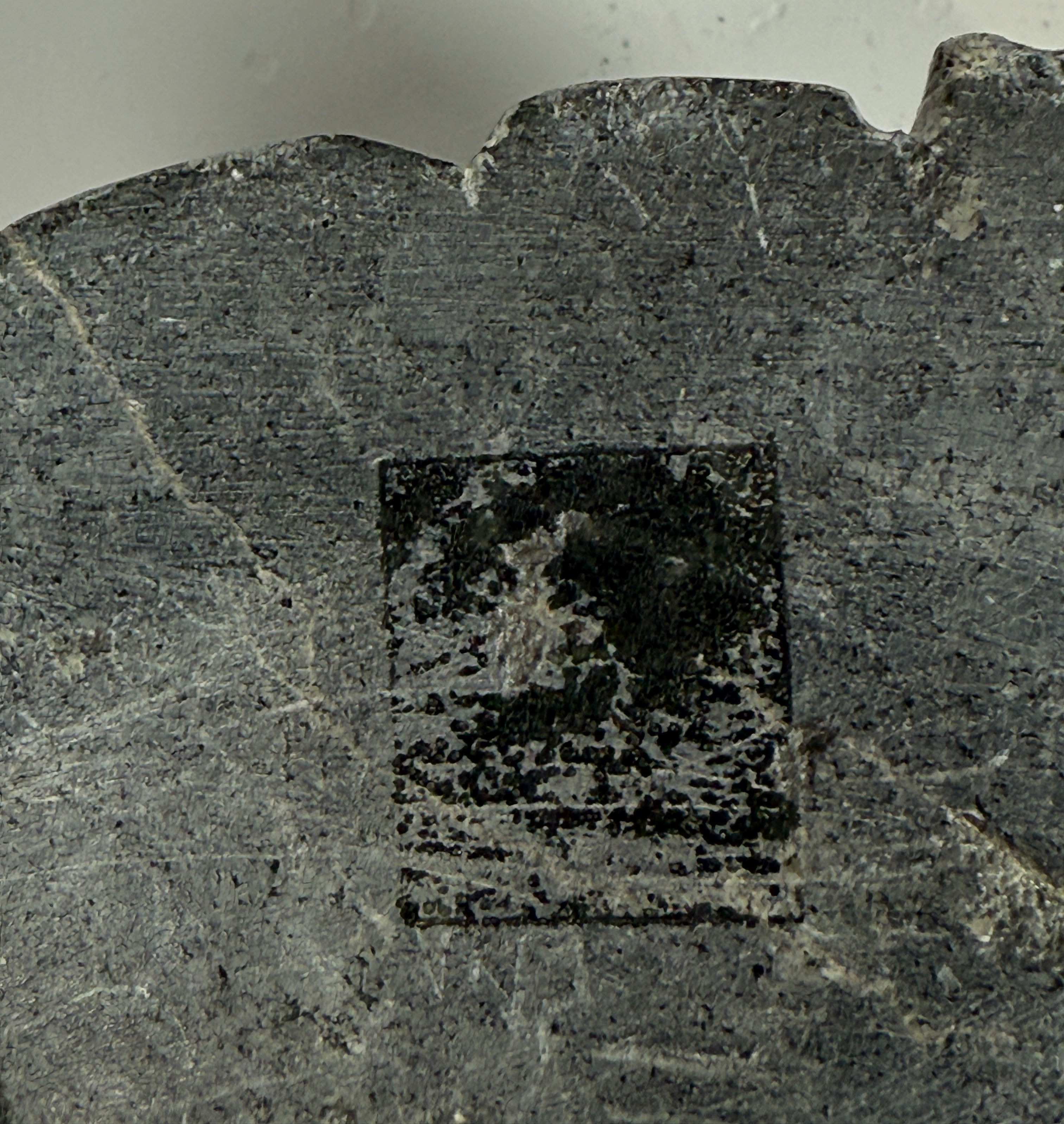 Sculpture inuite vintage en stéatite – Femme accroupie – Milieu du XXe siècle – Canada