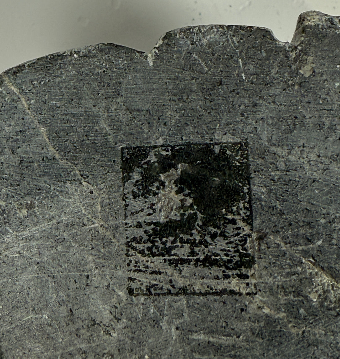 Sculpture inuite vintage en stéatite – Femme accroupie – Milieu du XXe siècle – Canada