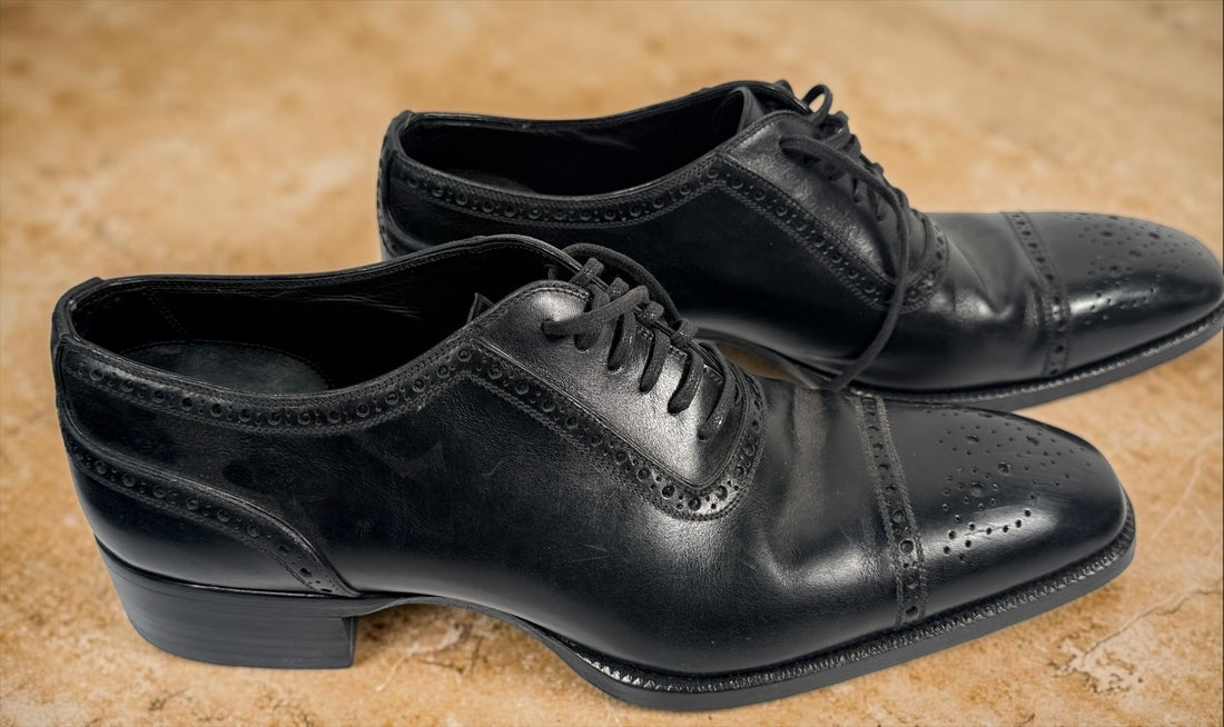 Tom Ford men’s black leather Oxford dress shoes, size 9. Made in Italy with cap-toe brogue detailing, leather lining and leather soles.
