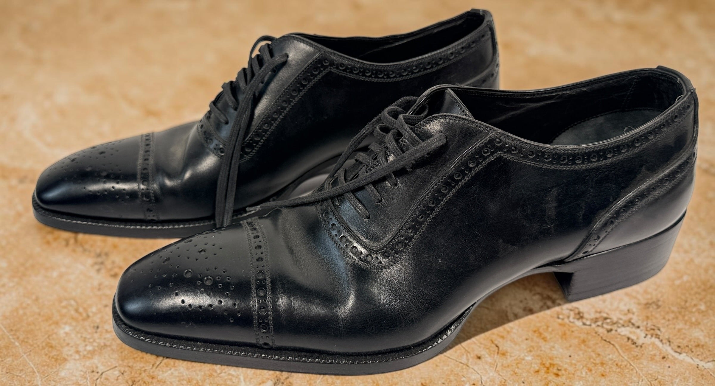 Tom Ford men’s black leather Oxford dress shoes, size 9. Made in Italy with cap-toe brogue detailing, leather lining and leather soles.