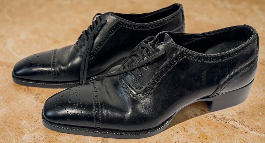 Tom Ford men’s black leather Oxford dress shoes, size 9. Made in Italy with cap-toe brogue detailing, leather lining and leather soles.