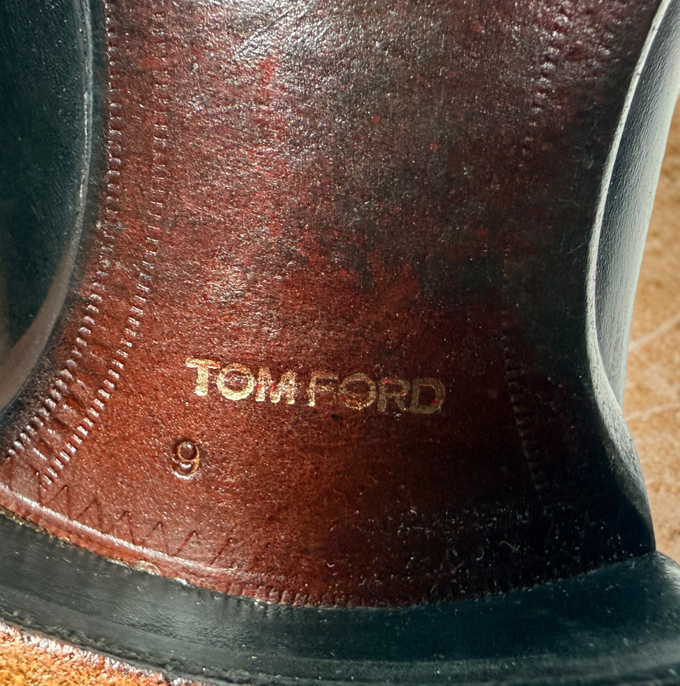 Tom Ford men’s black leather Oxford dress shoes, size 9. Made in Italy with cap-toe brogue detailing, leather lining and leather soles.