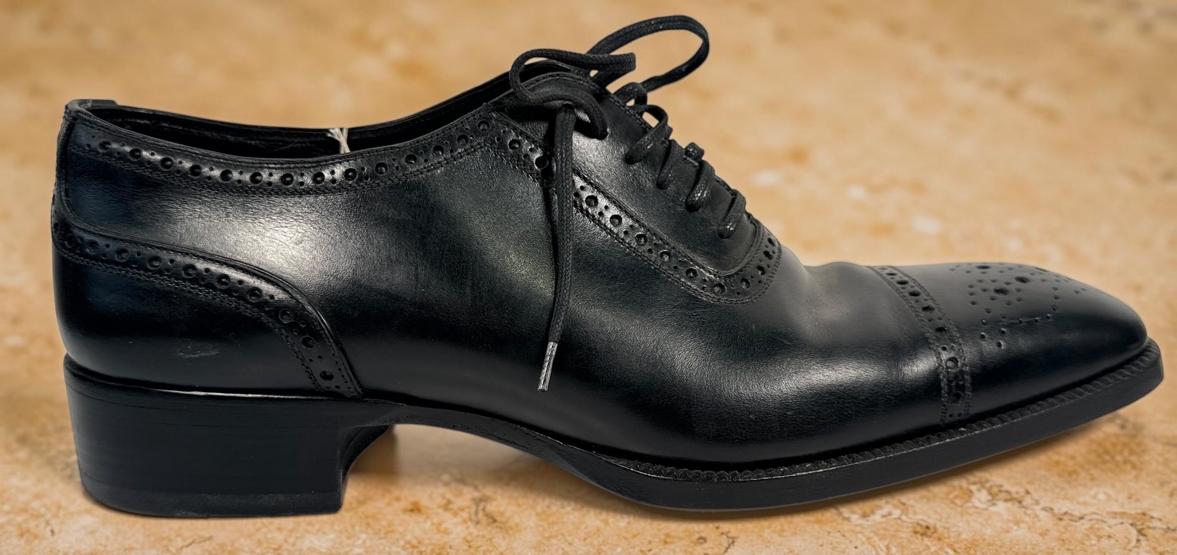Tom Ford men’s black leather Oxford dress shoes, size 9. Made in Italy with cap-toe brogue detailing, leather lining and leather soles.