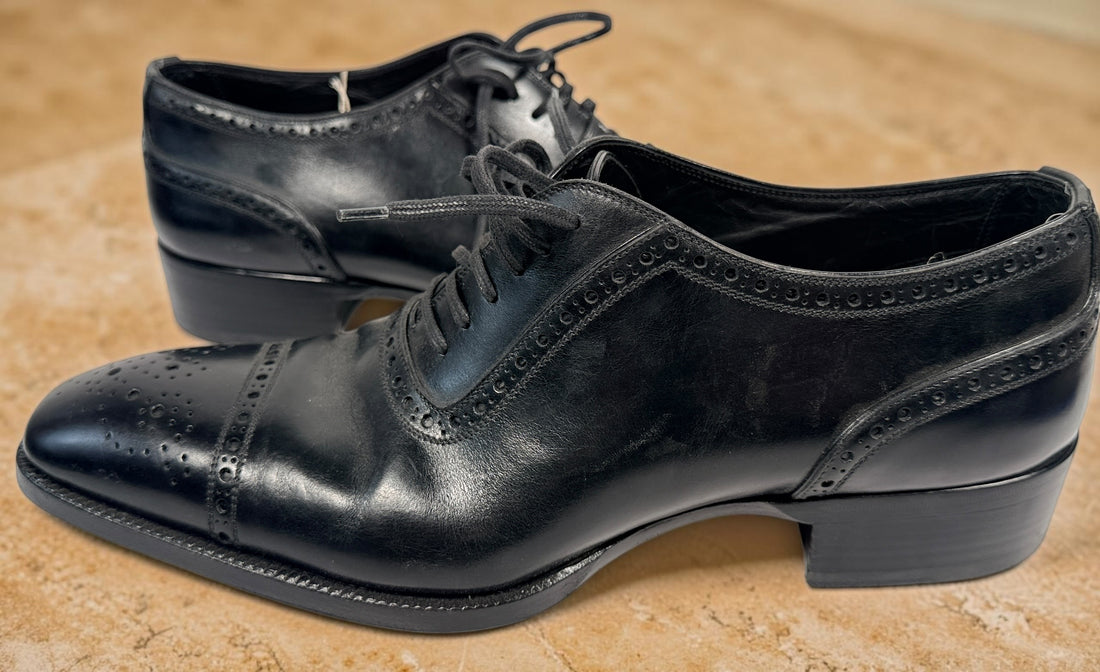 Tom Ford men’s black leather Oxford dress shoes, size 9. Made in Italy with cap-toe brogue detailing, leather lining and leather soles.