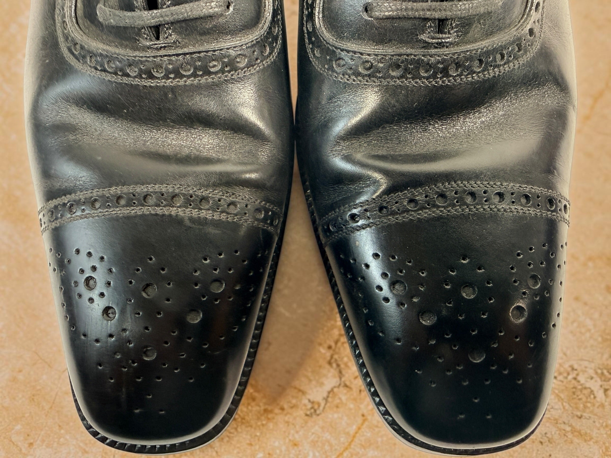 Tom Ford men’s black leather Oxford dress shoes, size 9. Made in Italy with cap-toe brogue detailing, leather lining and leather soles.