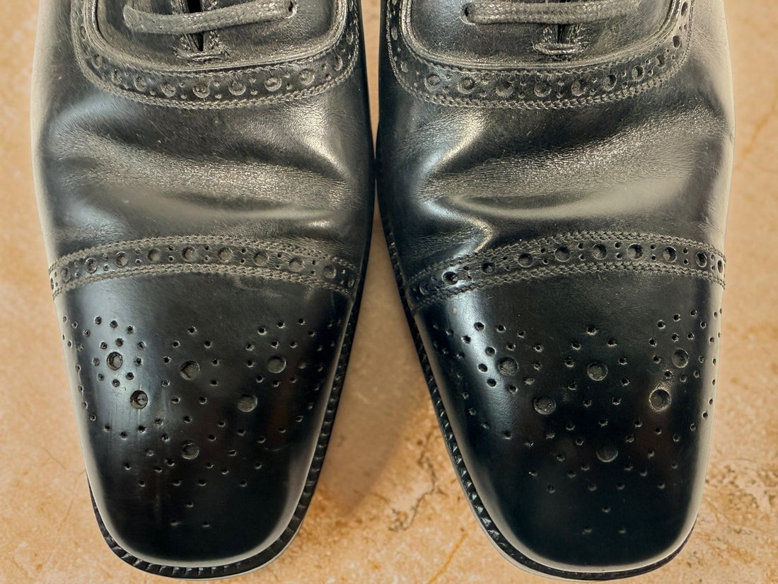 Tom Ford men’s black leather Oxford dress shoes, size 9. Made in Italy with cap-toe brogue detailing, leather lining and leather soles.