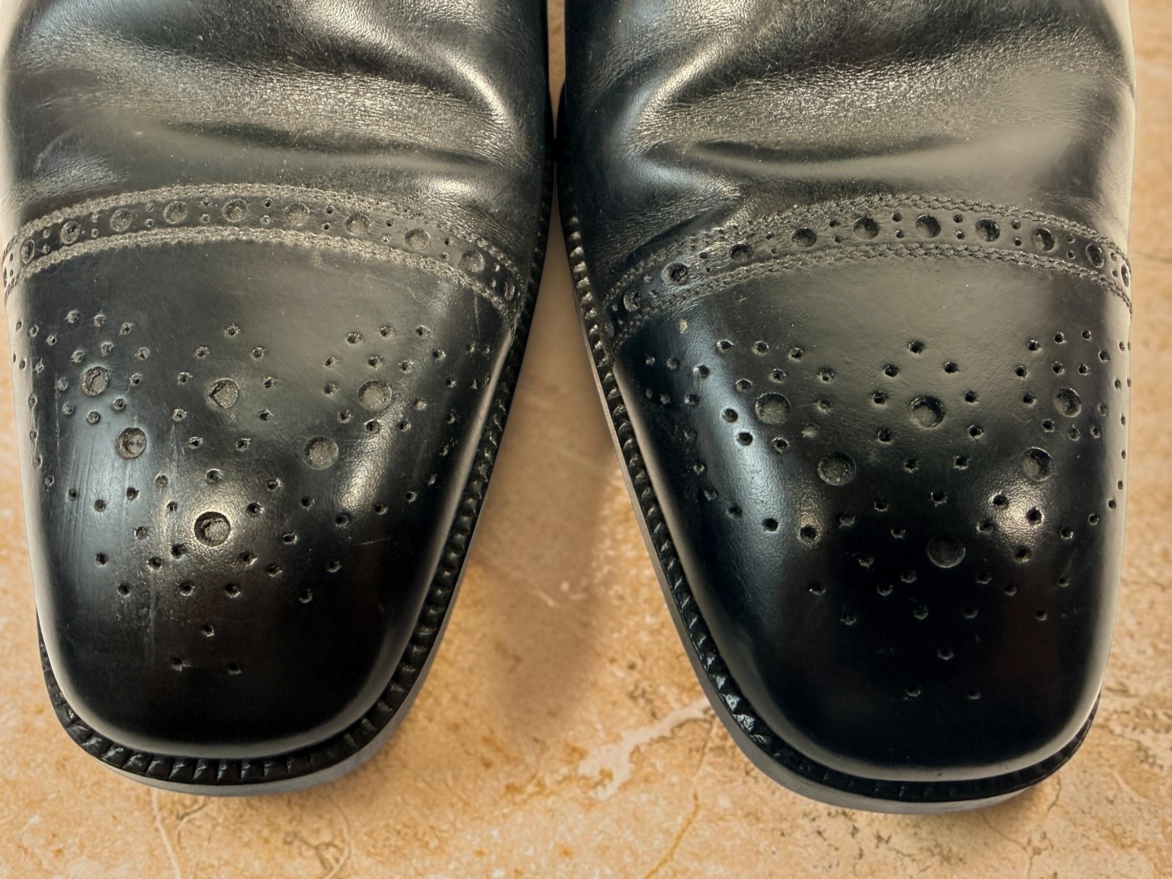 Tom Ford men’s black leather Oxford dress shoes, size 9. Made in Italy with cap-toe brogue detailing, leather lining and leather soles.
