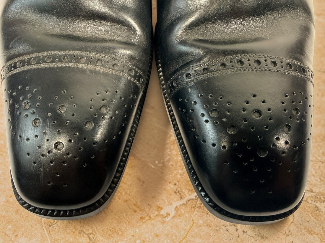Tom Ford men’s black leather Oxford dress shoes, size 9. Made in Italy with cap-toe brogue detailing, leather lining and leather soles.