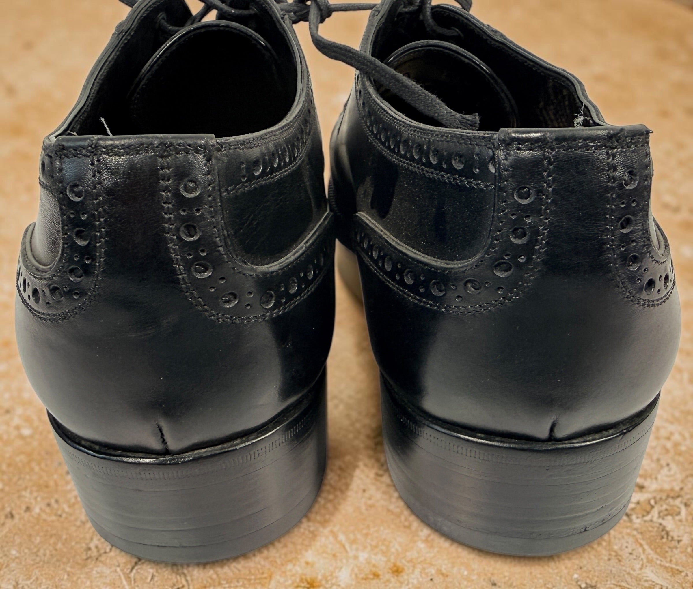 Tom Ford men’s black leather Oxford dress shoes, size 9. Made in Italy with cap-toe brogue detailing, leather lining and leather soles.