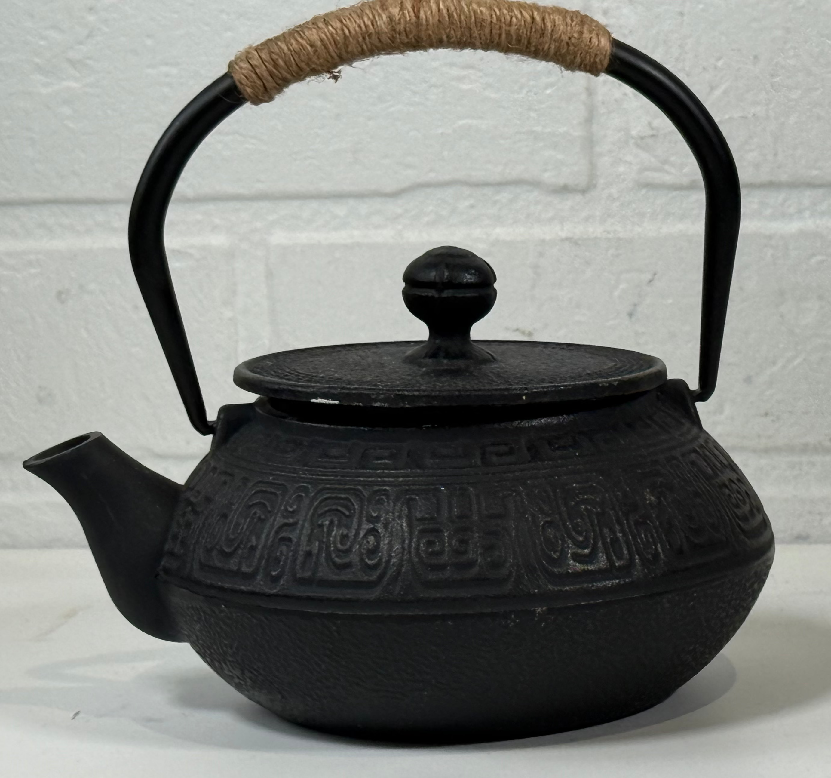 HwaGui Cast Iron Teapot – 600ml – Textured Dragon Motif