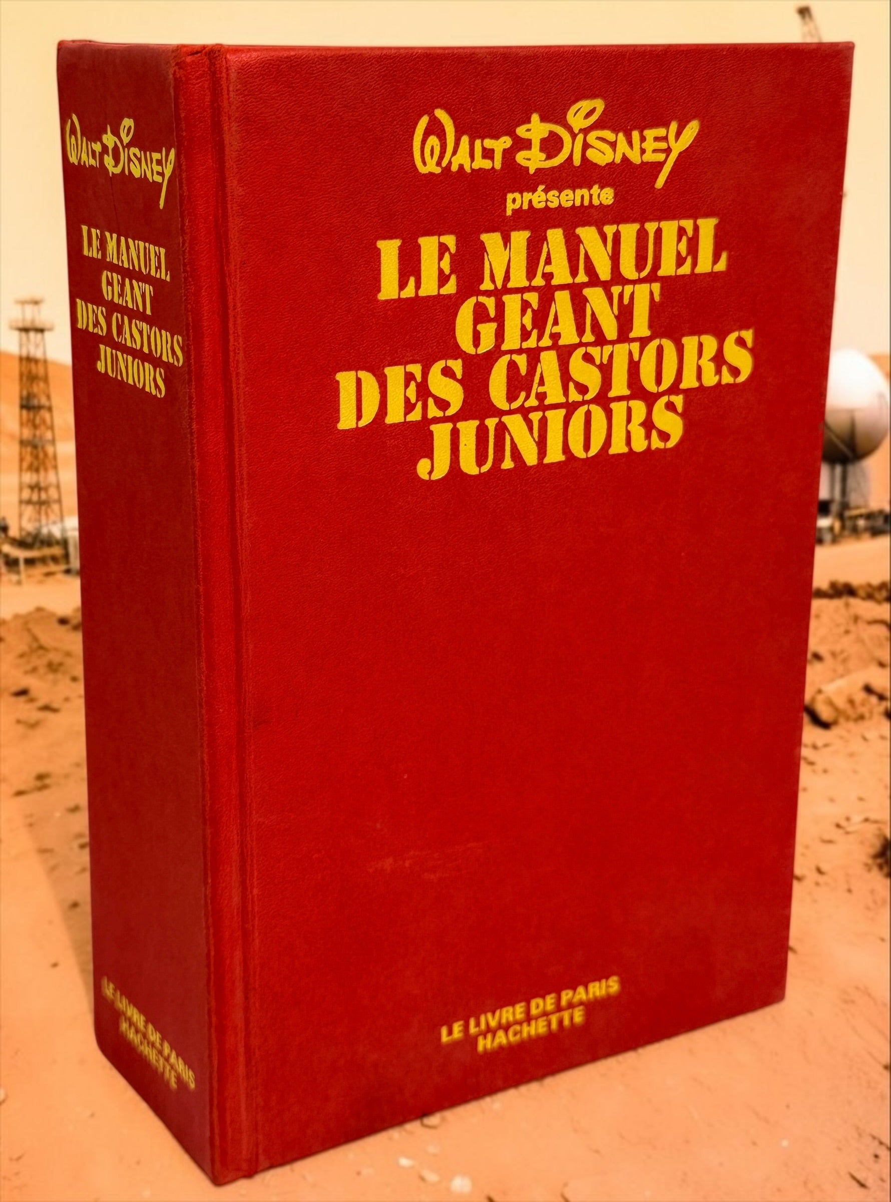 Vintage 1976 Walt Disney Manuel Géant des Castors Juniors, a 639-page French Hachette hardcover filled with colourful illustrations, games and activities.