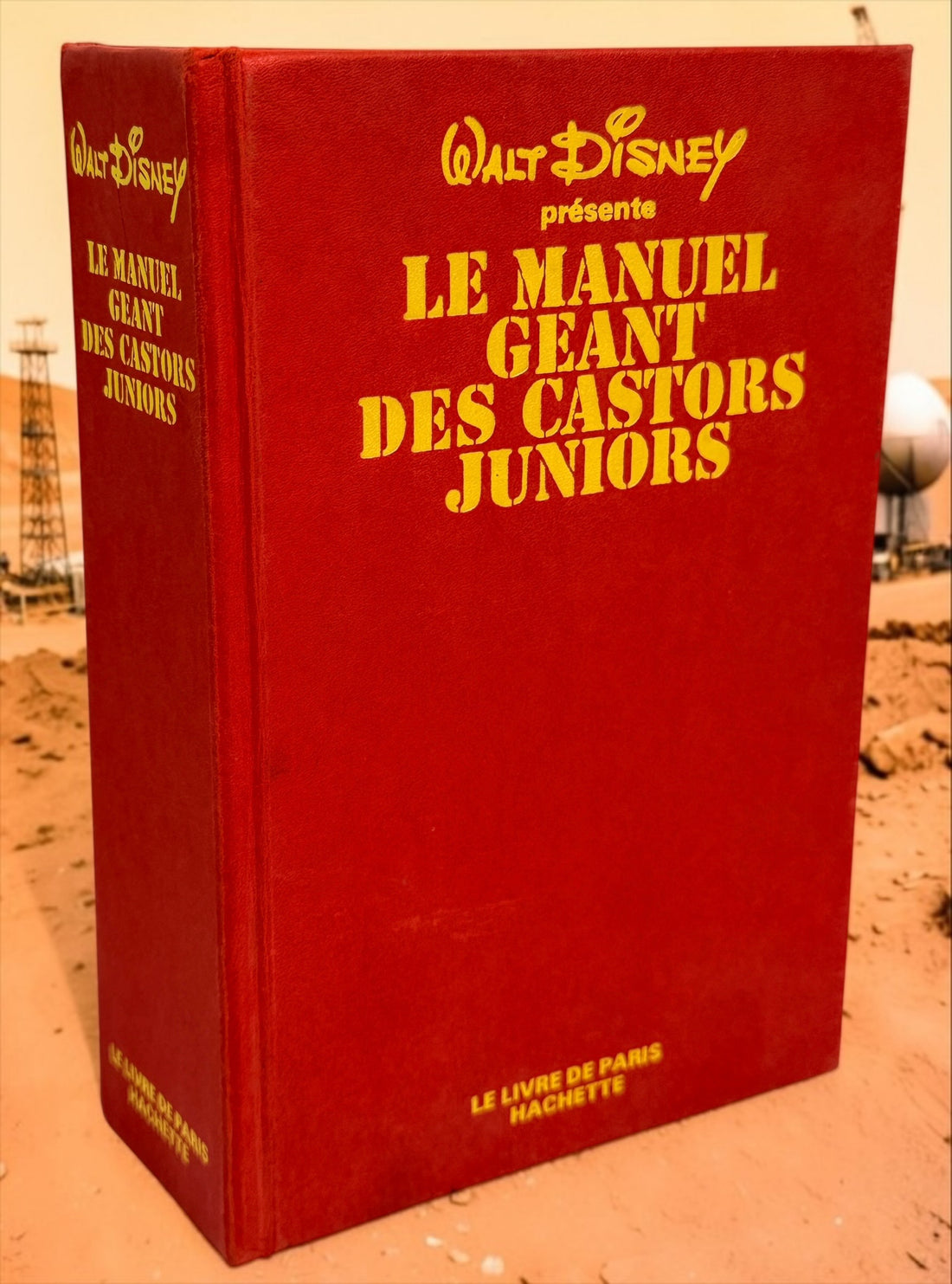 Vintage 1976 Walt Disney Manuel Géant des Castors Juniors, a 639-page French Hachette hardcover filled with colourful illustrations, games and activities.