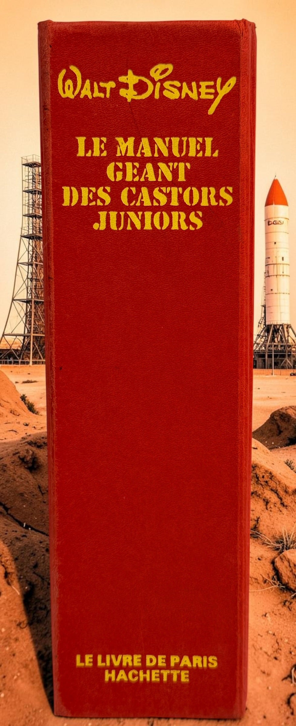 Vintage 1976 Walt Disney Manuel Géant des Castors Juniors, a 639-page French Hachette hardcover filled with colourful illustrations, games and activities.