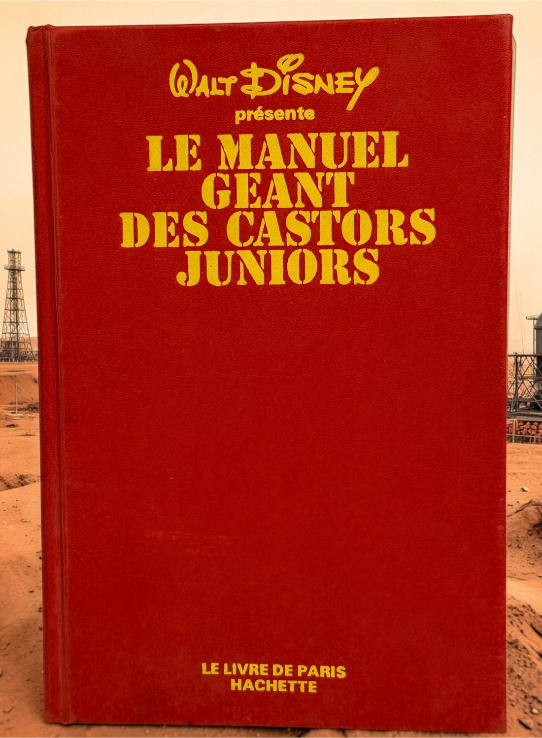 Vintage 1976 Walt Disney Manuel Géant des Castors Juniors, a 639-page French Hachette hardcover filled with colourful illustrations, games and activities.