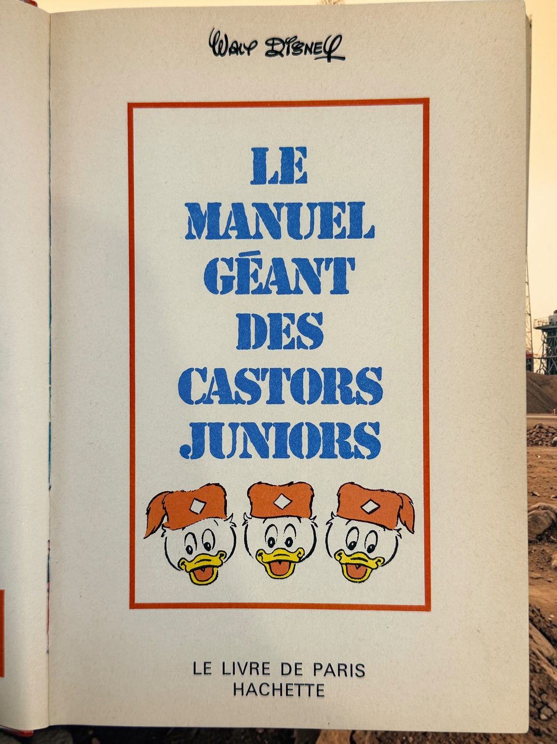 Vintage 1976 Walt Disney Manuel Géant des Castors Juniors, a 639-page French Hachette hardcover filled with colourful illustrations, games and activities.