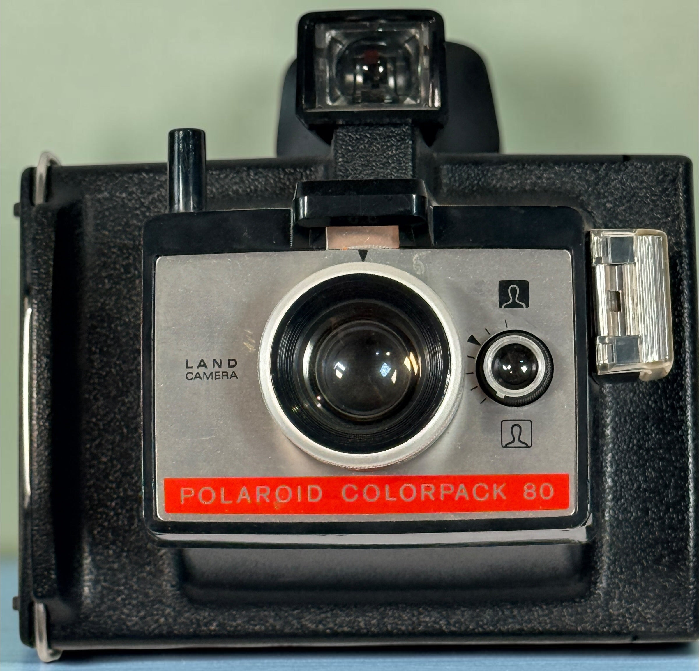 Vintage 1970s Polaroid Colorpack 80 Land Camera with fitted case. Untested, sold as-is and ideal for collectors, display or vintage décor.
