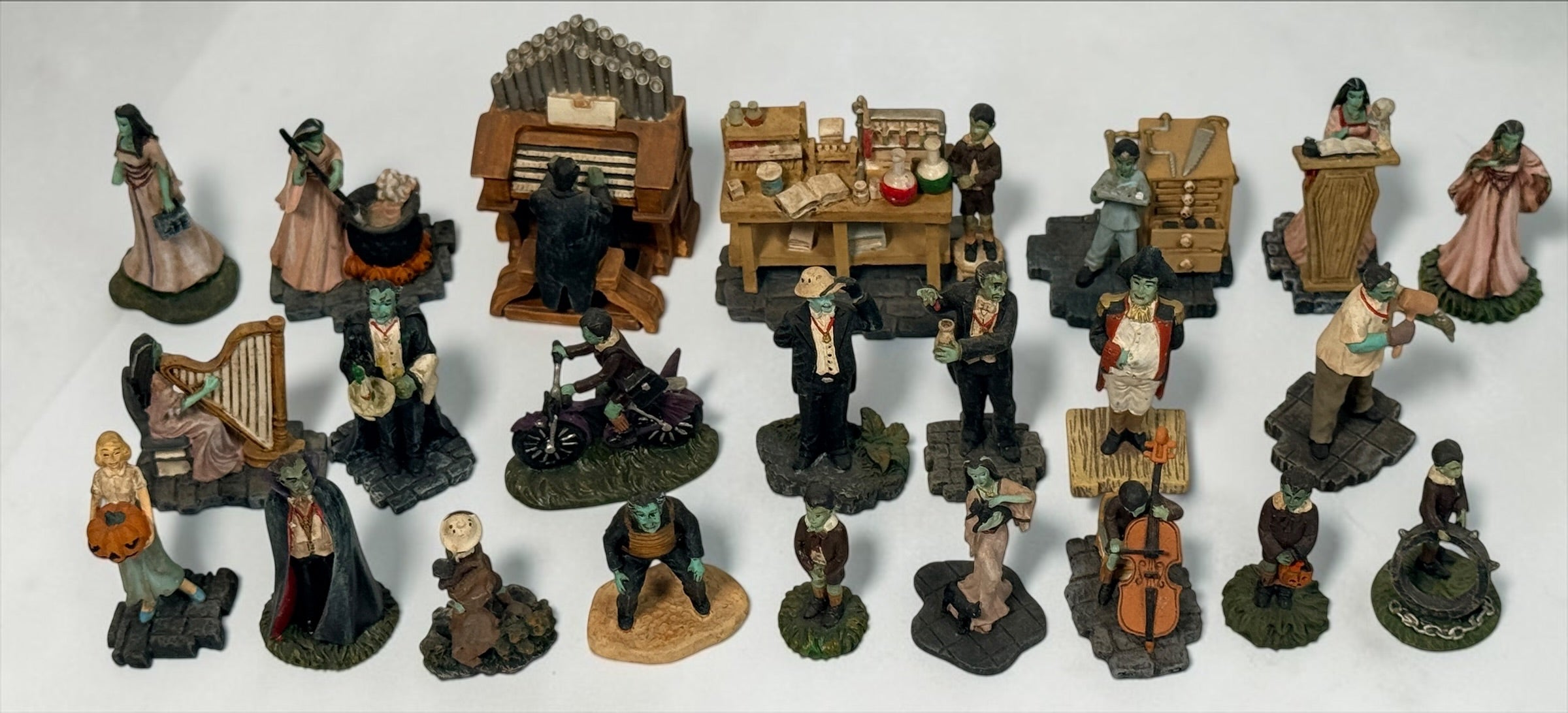 Hawthorne Village The Munsters collectible miniature lot with 22 character figures and detailed accessories by Kayro-Vue Productions