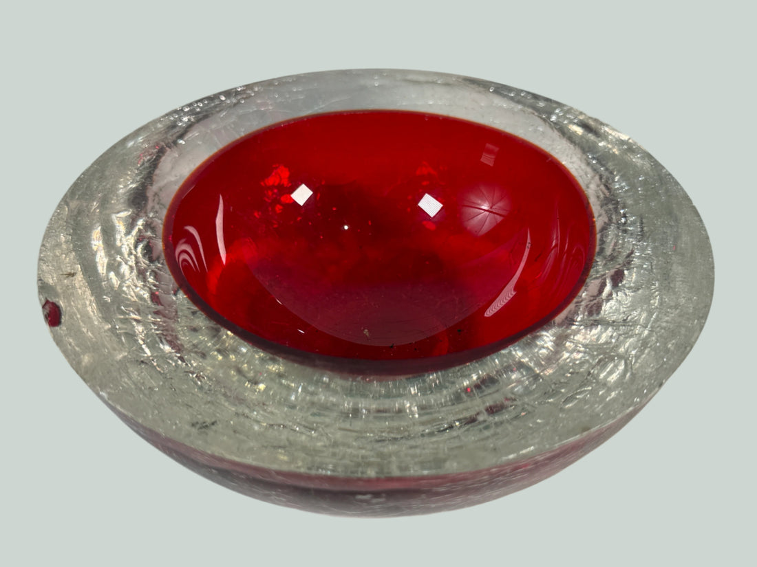 Bol Sommerso de Murano – Verre craquelé rouge, étiquette du milieu du siècle