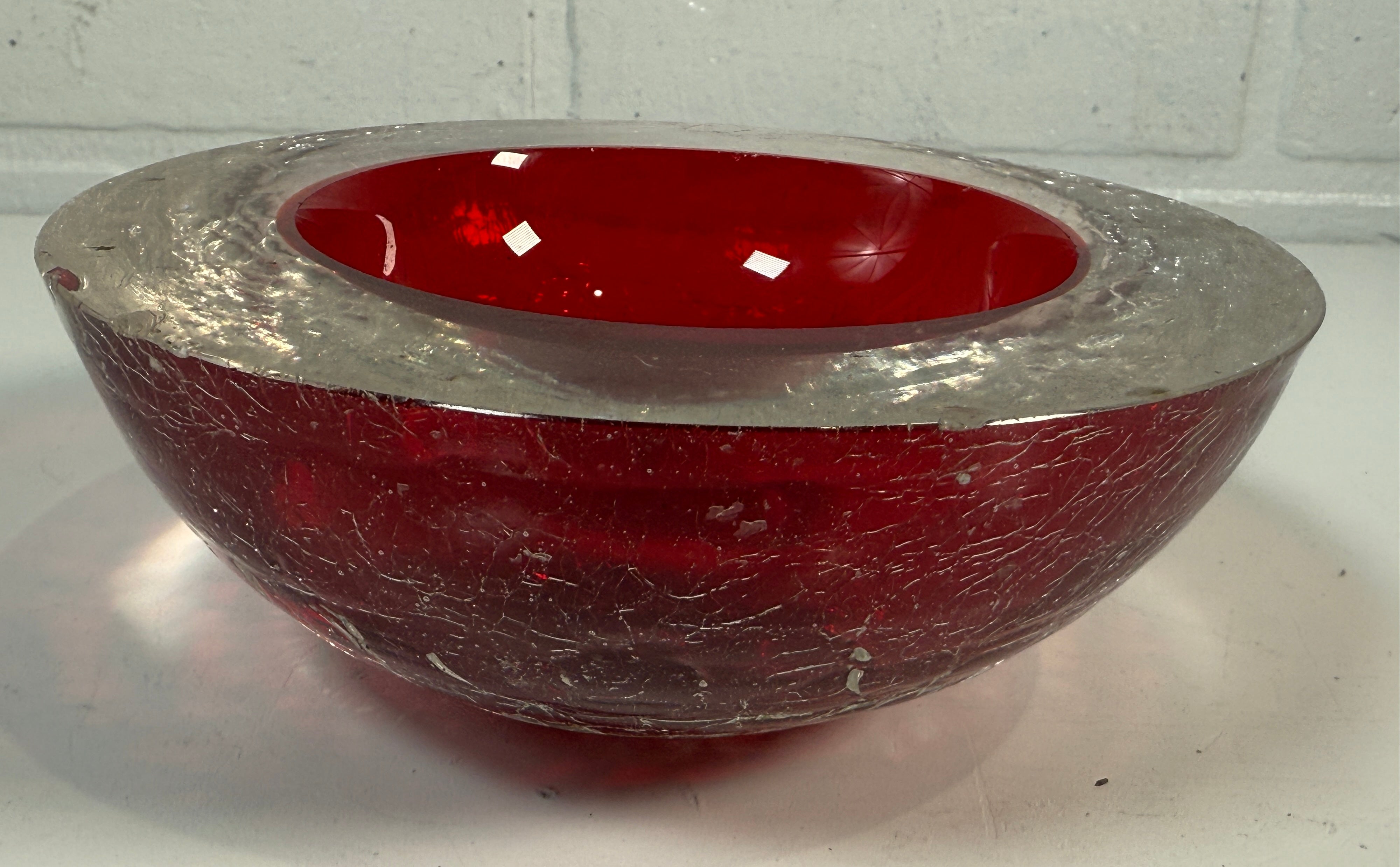 Bol Sommerso de Murano – Verre craquelé rouge, étiquette du milieu du siècle