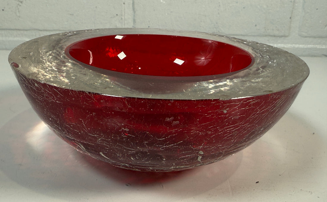 Bol Sommerso de Murano – Verre craquelé rouge, étiquette du milieu du siècle