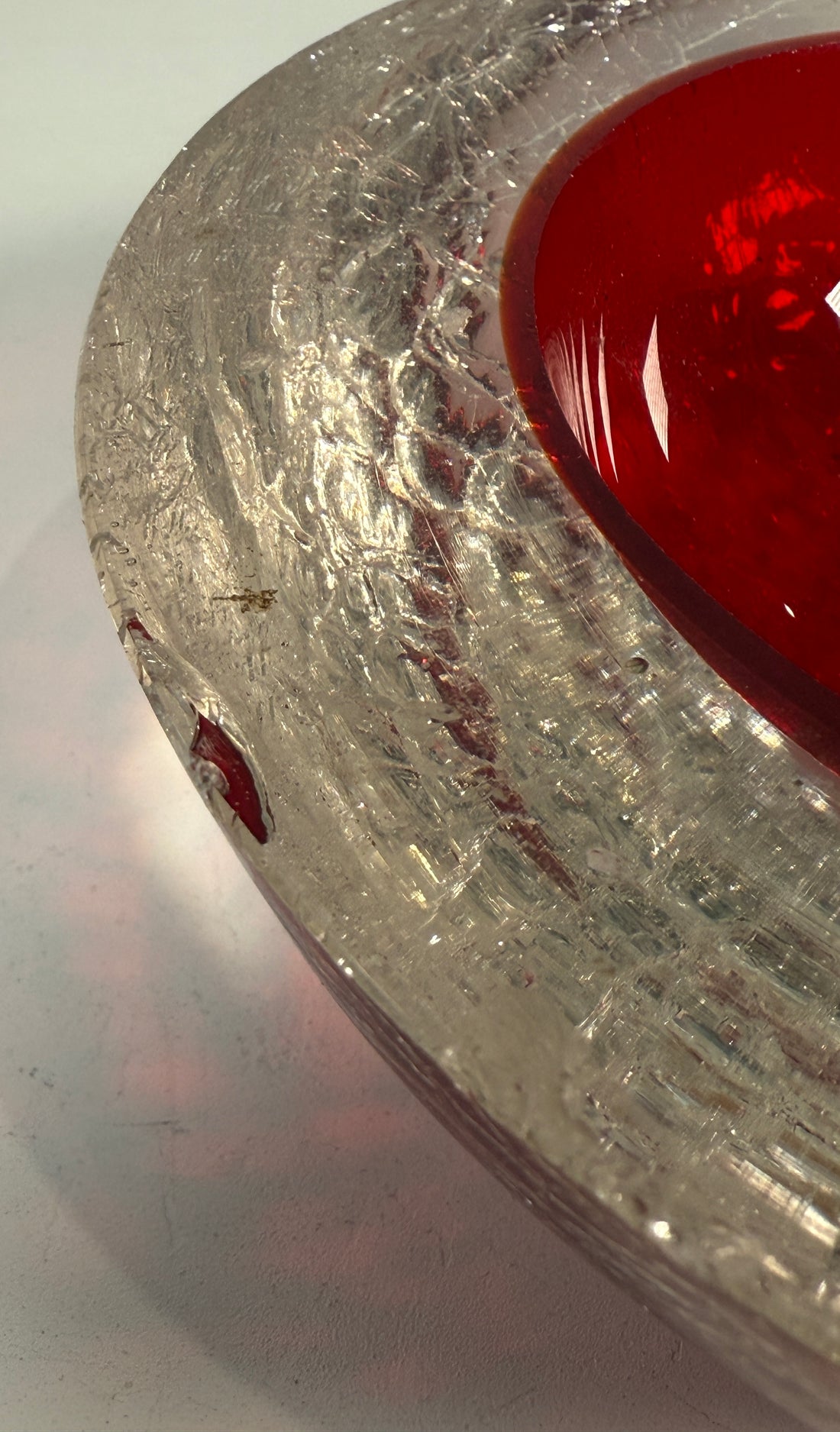Bol Sommerso de Murano – Verre craquelé rouge, étiquette du milieu du siècle