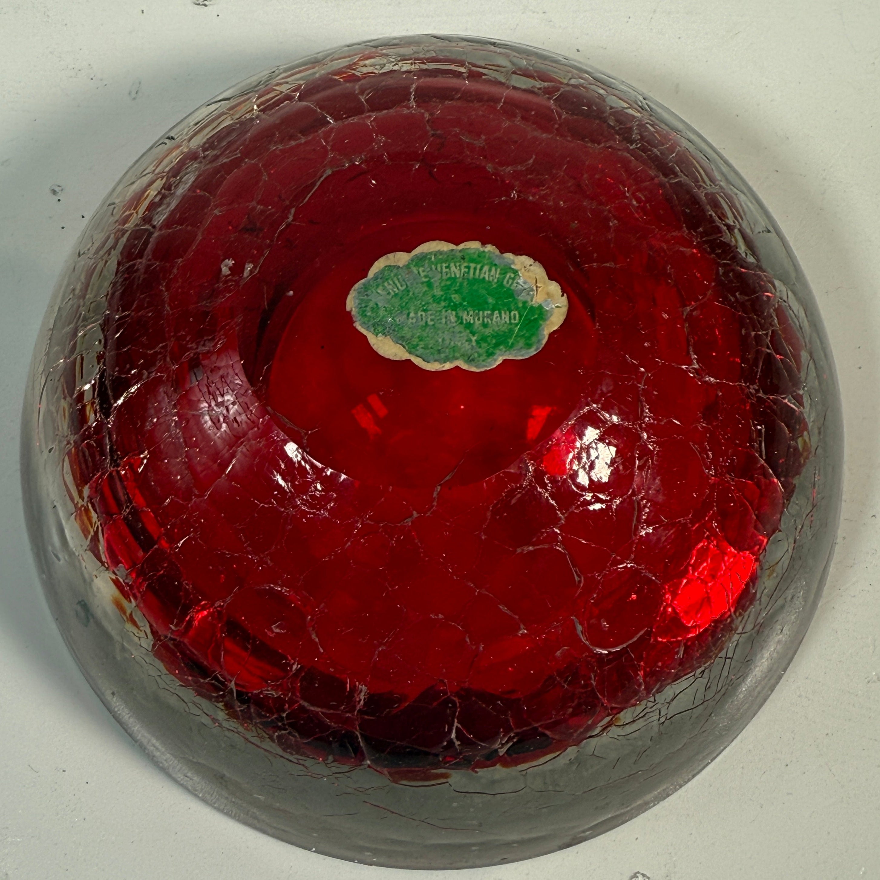 Bol Sommerso de Murano – Verre craquelé rouge, étiquette du milieu du siècle