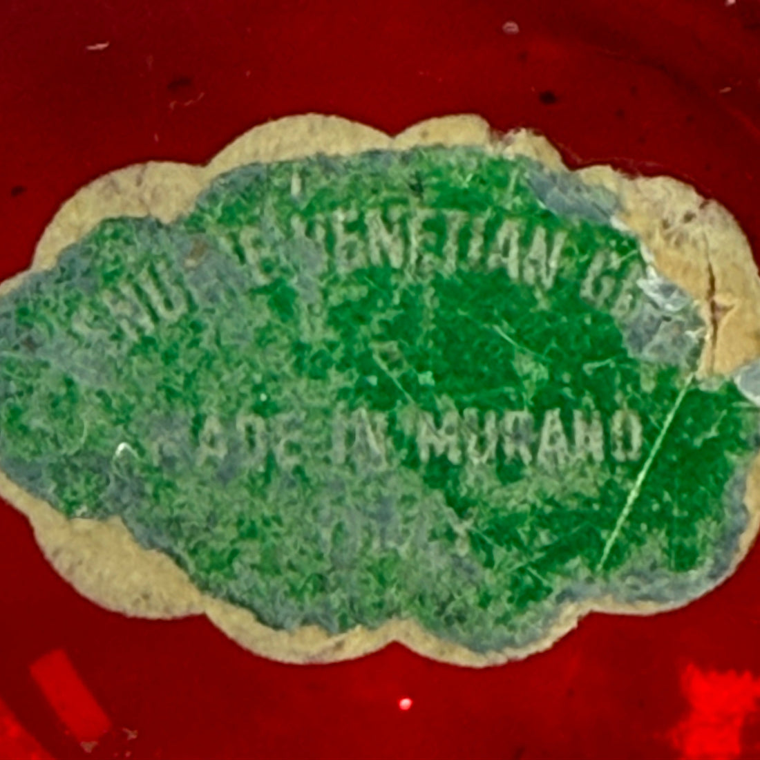 Bol Sommerso de Murano – Verre craquelé rouge, étiquette du milieu du siècle