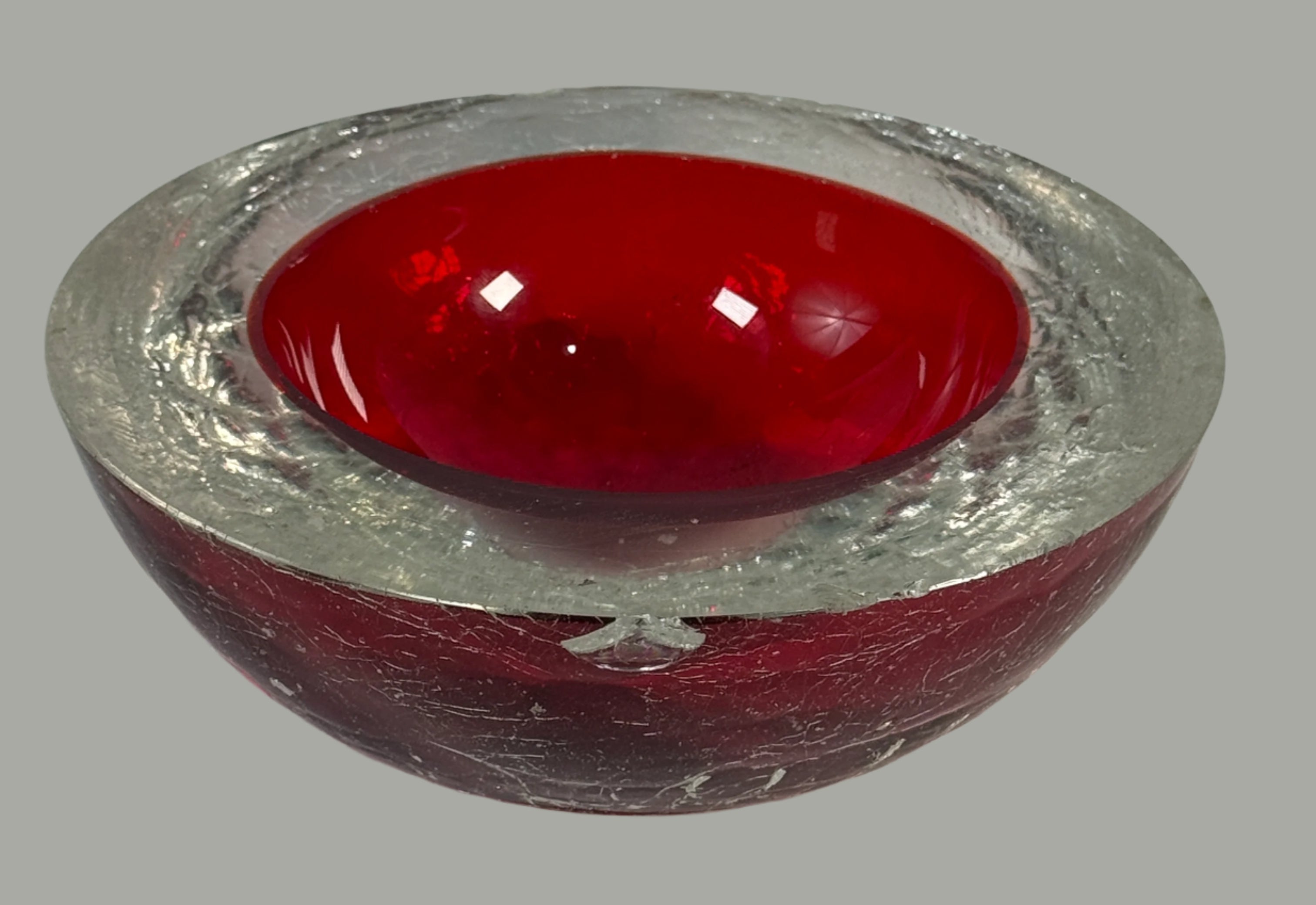 Bol Sommerso de Murano – Verre craquelé rouge, étiquette du milieu du siècle