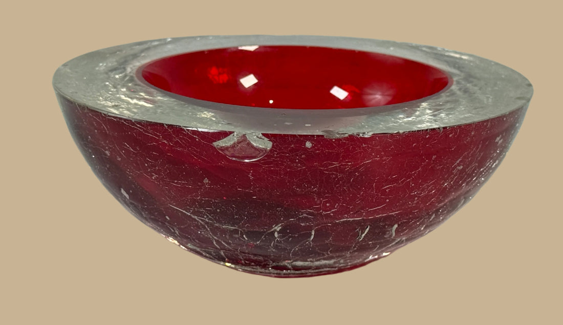 Bol Sommerso de Murano – Verre craquelé rouge, étiquette du milieu du siècle