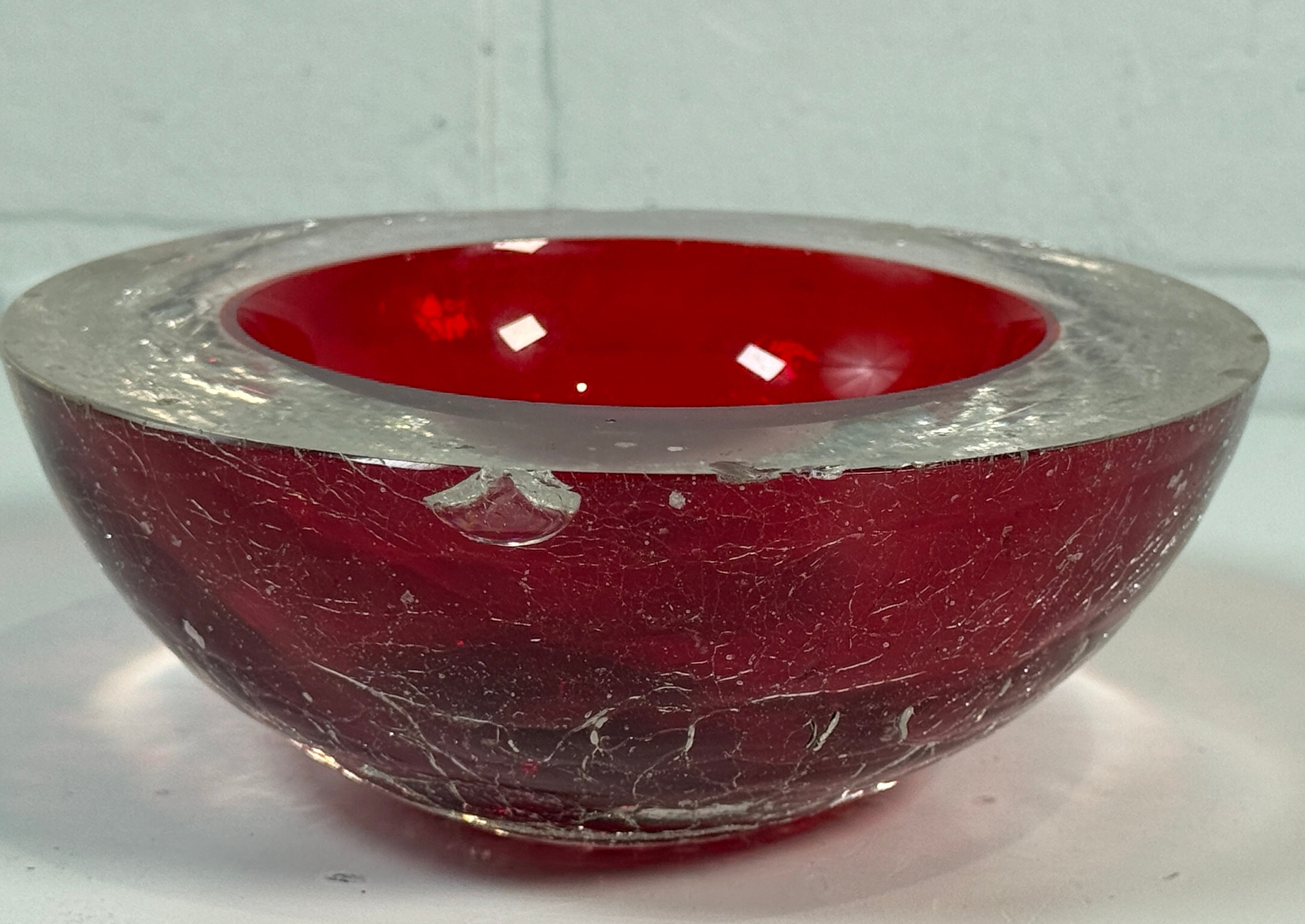 Bol Sommerso de Murano – Verre craquelé rouge, étiquette du milieu du siècle