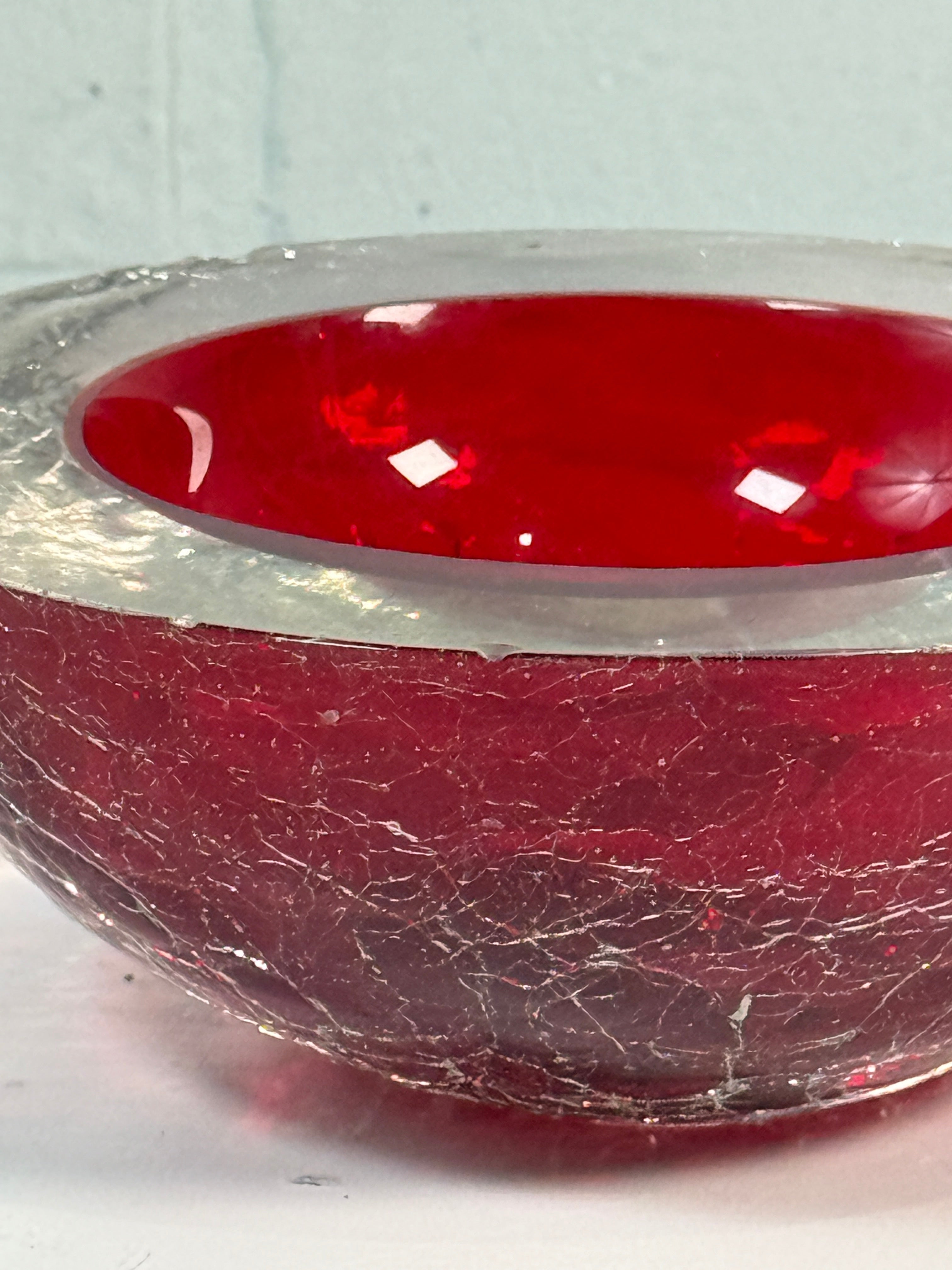 Bol Sommerso de Murano – Verre craquelé rouge, étiquette du milieu du siècle