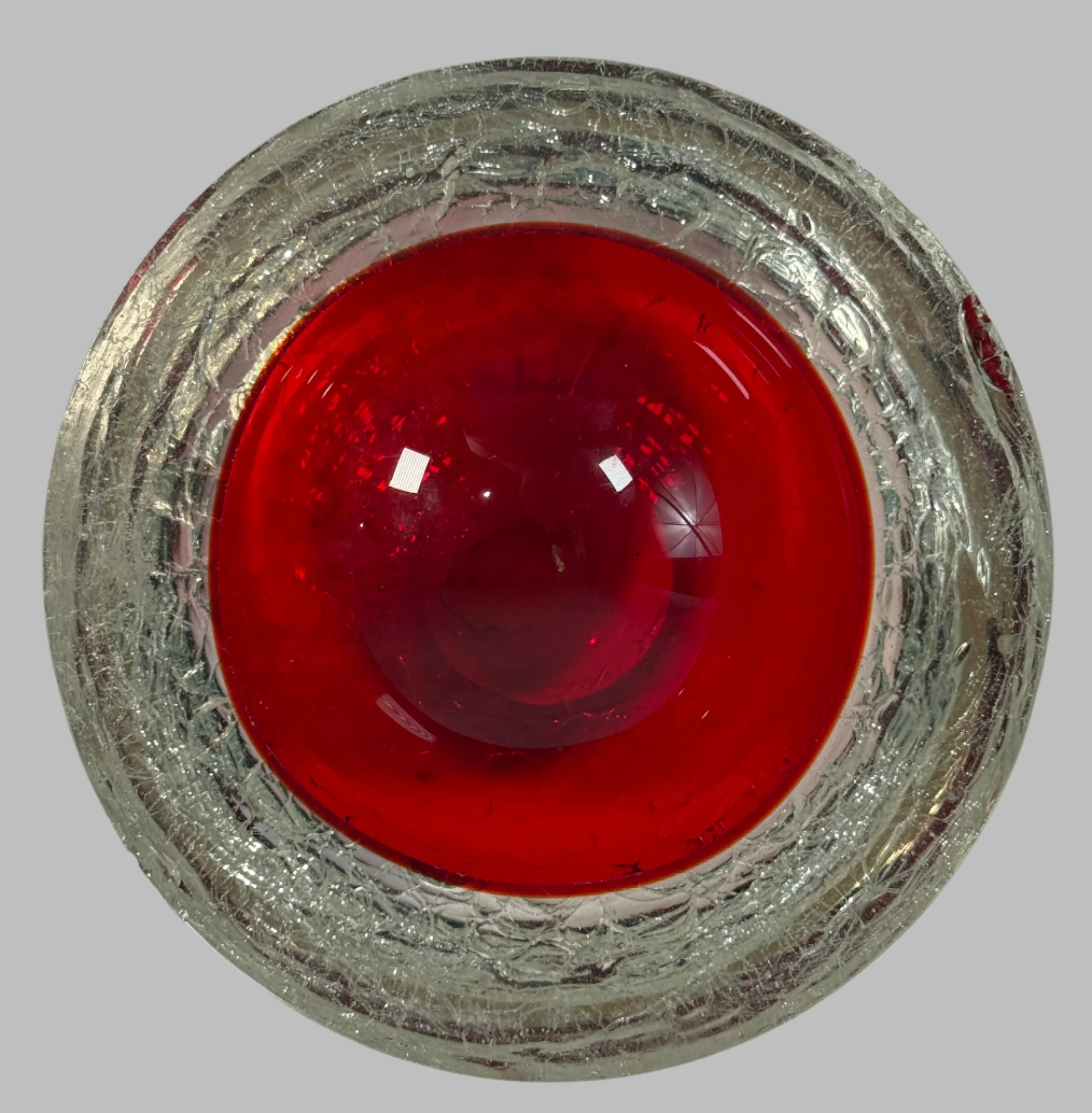 Bol Sommerso de Murano – Verre craquelé rouge, étiquette du milieu du siècle