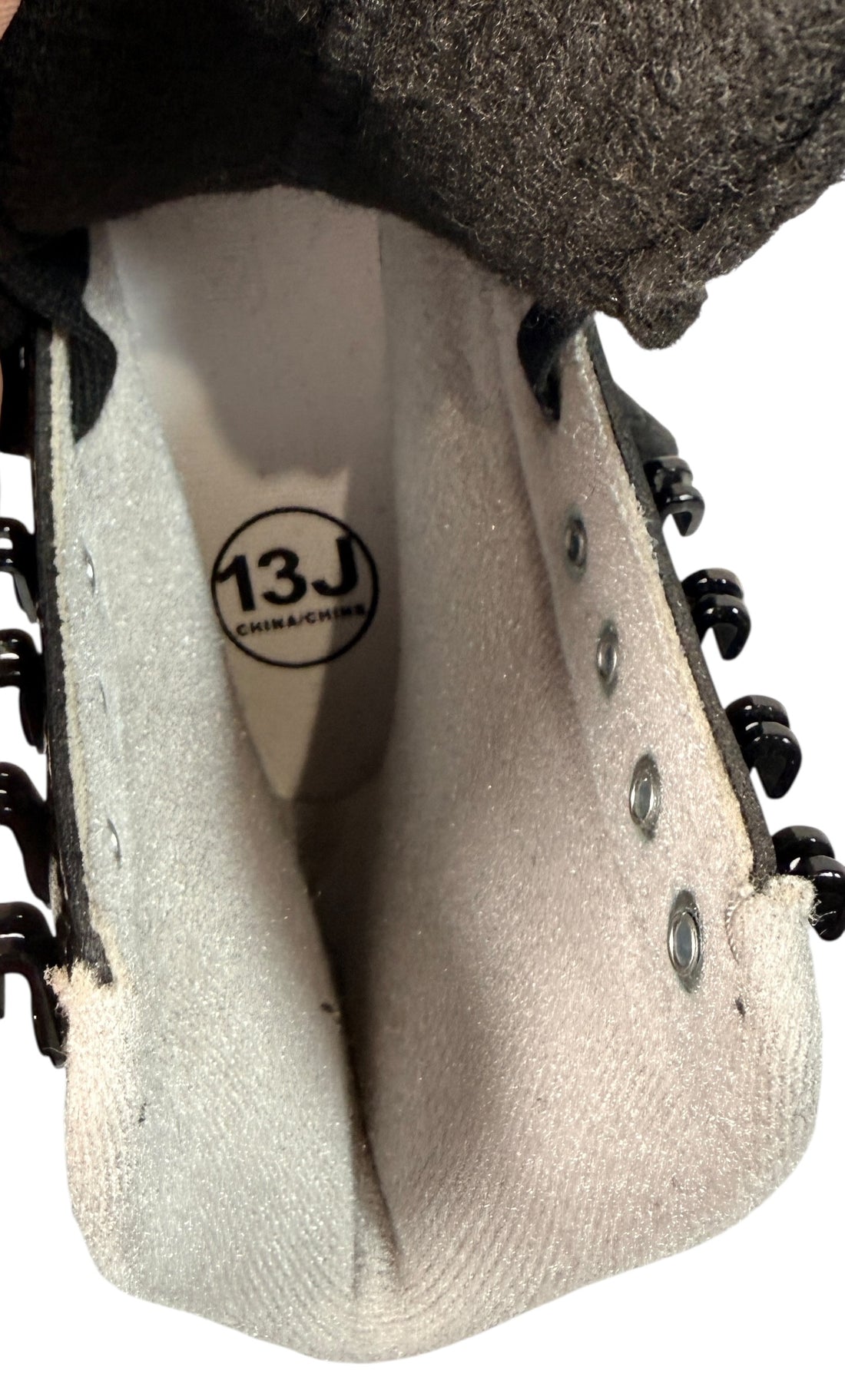 Used Jackson Ultima 455 freestyle figure skates in junior size 13J. Clean condition with stainless blades. Great value skate for beginner skaters.