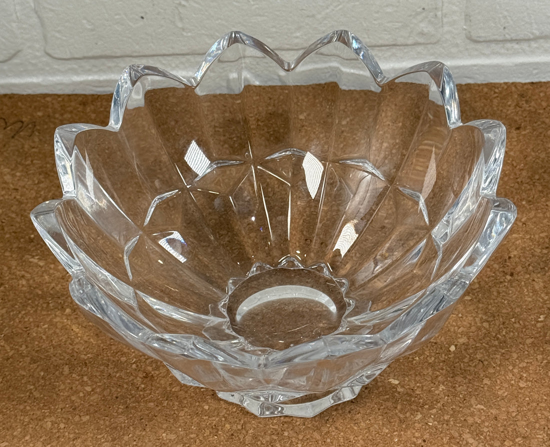 Vintage Cut Crystal Bowl – Petal Rim & Faceted Design