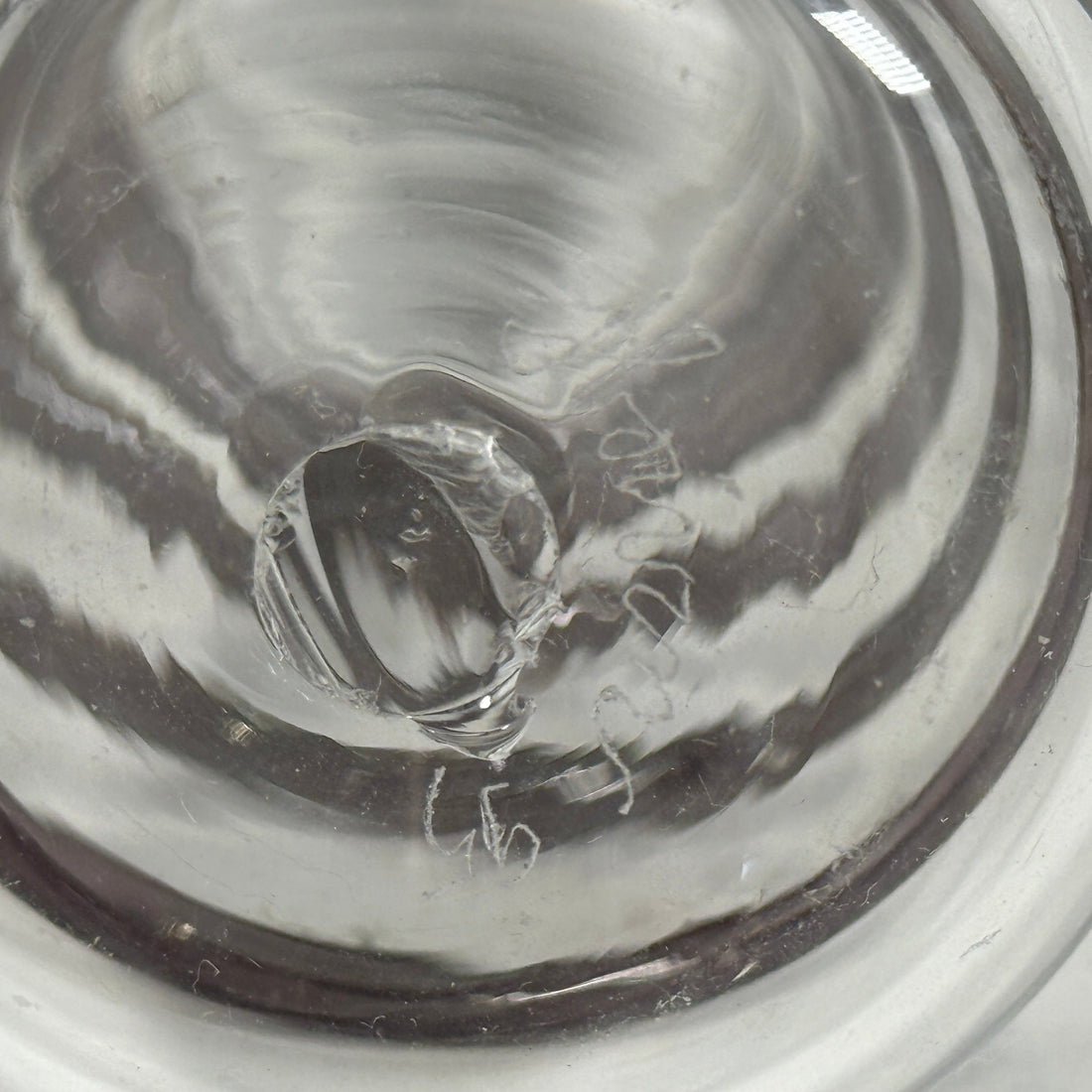 Pichet en verre artistique F. Boivin 1995 – Tourbillon prune et anse ambrée, verre canadien